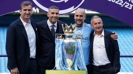 Guardiola celebrando la premier league con la junta directiva