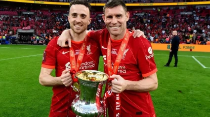 Diogo Jota junto a James Milner levantando la Carabao Cup