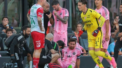Leo Messi siendo atendido por los médicos del club