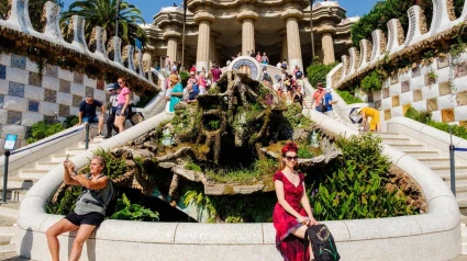2YC84JD 2YC84JD Mass tourism, overtourism, busy Parc Guell by Antoni Gaudi, escalinata monumental stairs entrance tourists crowds taking pictures, Barcelona, Spain