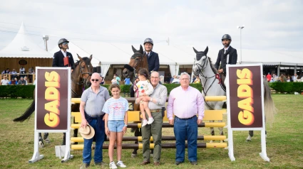 Los ganadores con los encargados de entregar los trofeos