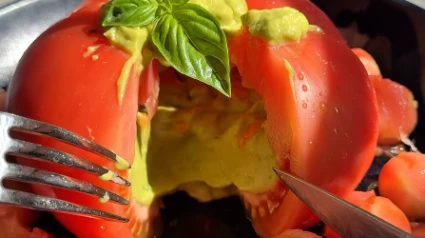 TOMATE RELLENO DE AGUACATE Y ALBAHACA.