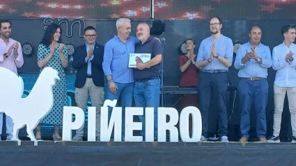 Julio Iglesias recibió en O Pino este reconocimiento