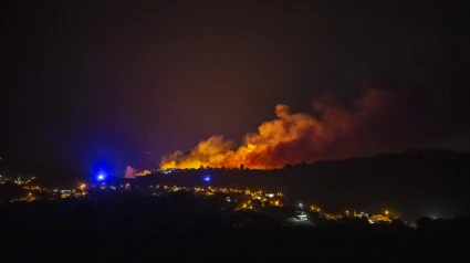 En Vilardevós, la Unidad Militar de Emergencias se ha movilizado este sábado para luchar contra un incendio que, según las últimas estimaciones de la Xunta, que ha decretado el nivel 2 de emergencia por su proximidad a núcleos de población, afecta a 500 hectáreas