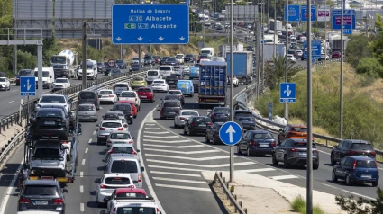 Retenciones de tráfico en el enlace de la A-30 y la A-7 a la altura de Espinardo, (Murcia), este viernes durante la operación salida de vacaciones de agosto