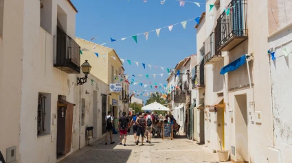 Calle principal decorada de la Isla de Tabarca, un destino popular para una excursión de un día con más de 10.000 visitantes diarios.