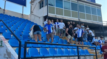 Aficionados huyen de las avispas en el fondo sur del Rico Pérez.