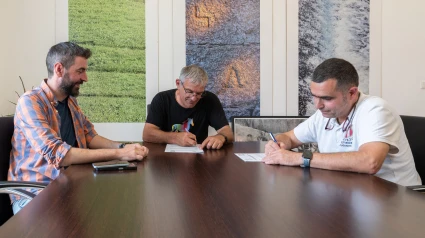 Manel Martínez, Secundino García y Alberto Todosantos durante la firma