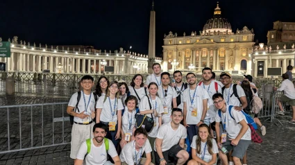 Ana con un grupo de jóvenes peregrinos de Zaragoza.