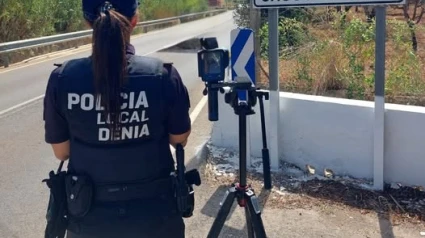 Agentes de la Policía Local de Dénia durante uno de los controles de velocidad realizados en el marco de la campaña de la DGT para prevenir accidentes