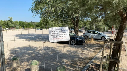 Aun quedan coches dentro del parking del lago de la Casa de Campo en el día en el que queda cerrado hasta septiembre por obras de mantenimiento y mejora