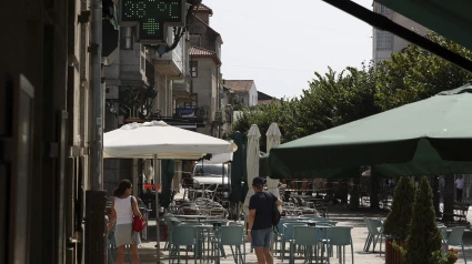 Un termómetro marca 38 grados en Tui (Pontevedra)- Foto de archivo
