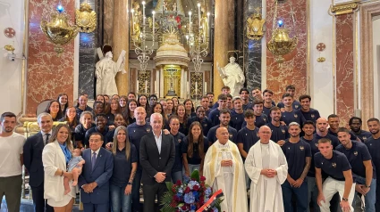 El Levante UD femenino y masculino, en la Basílica de la Virgen en la tradicional ofrenda