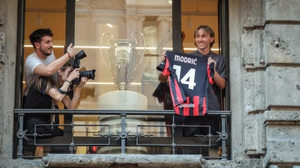 Luka Modric posando con la nueva camiseta del AC Milan