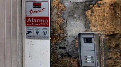 Señal de alarma de Securitas en la entrada de una casa en España