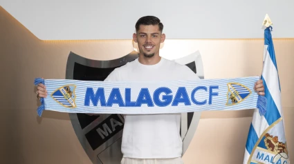 Javi Montero posa con la bufanda del Málaga