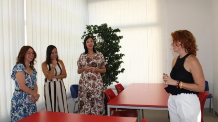 Esther Giner y María España visitan las aulas de estudio de la biblioteca del Grao de Castellón