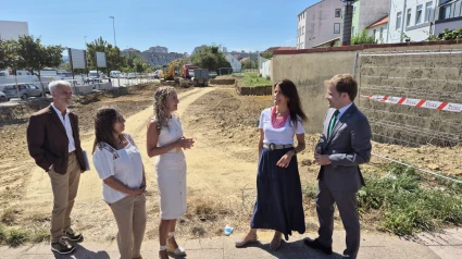 Los asistentes al inicio de las obras en la parcela de O Bertón