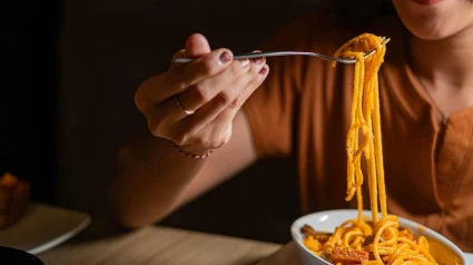 Persona comiendo pasta