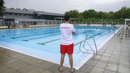 Un socorrista en la piscina de Madrid