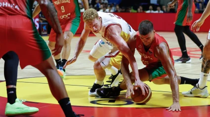 Alberto Díaz pelea por el balón con Diogo Brito en el amistoso entre España y Portugal