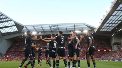 Los jugadores del Athletic Club celebran el gol del 1-1 durante un partido amistoso de fútbol de pretemporada entre el Liverpool FC y el Athletic Club en Liverpool, Gran Bretaña.