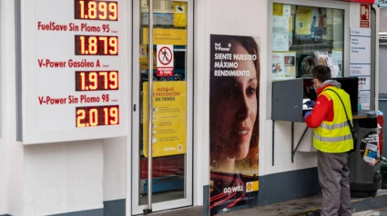Un trabajador es visto en la gasolinera del grupo global de empresas energéticas y petroquímicas, Shell Oil Company, en España.