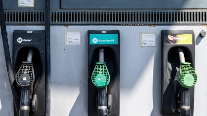 Depósitos de aceite de diésel y gasolina listos para ser utilizados en una gasolinera en España