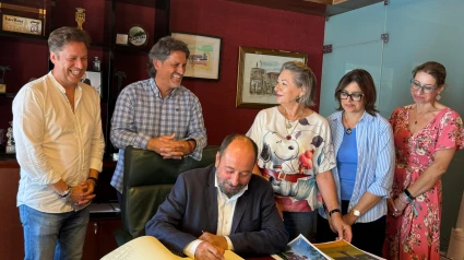 Merelles firmando en el libro de oro de Ortigueira este martes