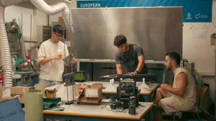 Preparación del cohete por parte del equipo