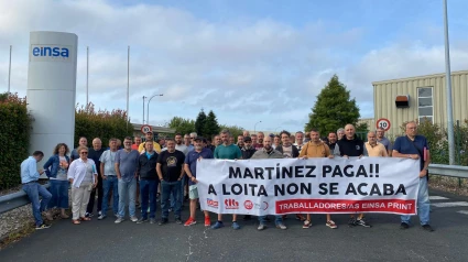 Los trabajadores de Einsa este miércoles a las puertas de la fábrica en As Pontes
