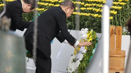 El primer ministro japonés, Shigeru Ishiba, deposita una corona de flores en el acto de conmemoración por el 80 aniversario del bombardeo atómico de EE. UU. sobre Hiroshima