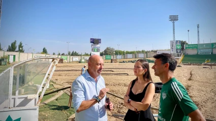 La concejala de Deportes, Noelia Rodríguez, y el concejal de Servicios Públicos, Pedro Muriel, han visitado las obras de mejora del estadio