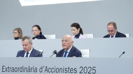 El CEO del Banco Sabadell, César González-Bueno, y el presidente del Banco Sabadell, Josep Oliu, durante la junta general extraordinaria de accionistas