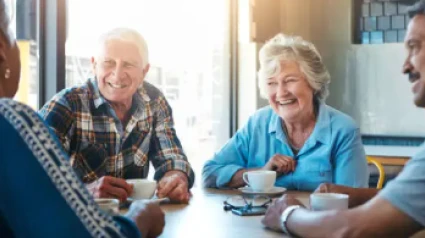 Personas mayores en un local social