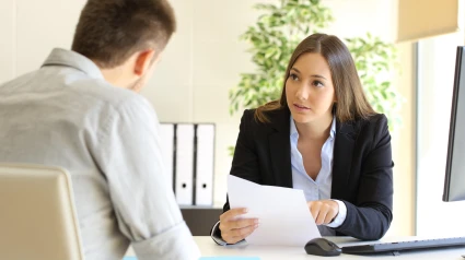 Una mujer discute con su jefe