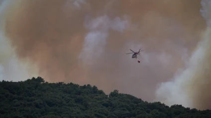 Un helicóptero trata de extinguir el fuego, a 5 de agosto de 2025, en Enériz, Navarra (España).