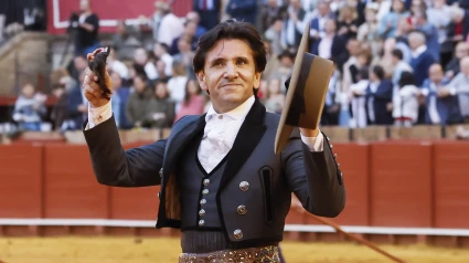 Diego Ventura saluda al público tras una corrida de toros