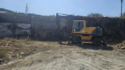 Una retroexcavodora en la zona de inicio de las obras