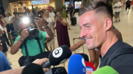 Baptiste Santamaria en su llegada al aeropuerto de Manises