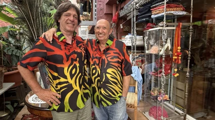 Francis Montesinos y el director del Rototom, Filippo Giunta, posan con la camisa diseñada para la 30ª edición del festival de Benicàssim