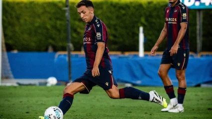 Olasagasti, golpea el balón durante un amistoso de pretemporada