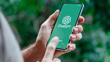 Un hombre utilizando ChatGPT