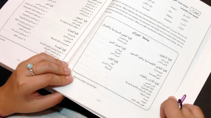 Apuntes de árabe en un libro de texto