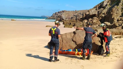 Los bomberos de Ferrol con el herido en la camilla