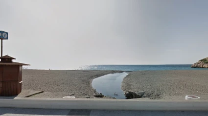 La presencia de bacterias fecales llegan a la playa de La Charca de Salobreña