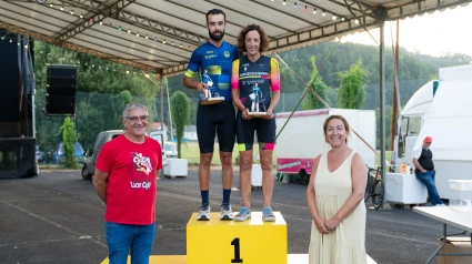 Los ganadores con el alcalde y concejala de San  Sadurniño