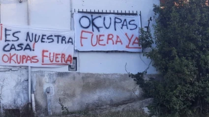 Los vecinos muestran su descontento ante la okupación