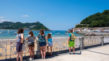 Españoles disfrutando de las vacaciones en San Sebastián