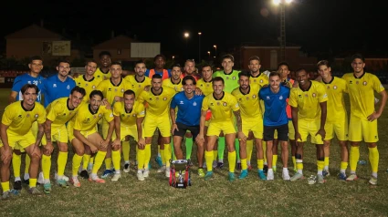 La plantilla del CF Lorca Deportiva posando con el Trofeo "José de la Anica " de Mazarrón